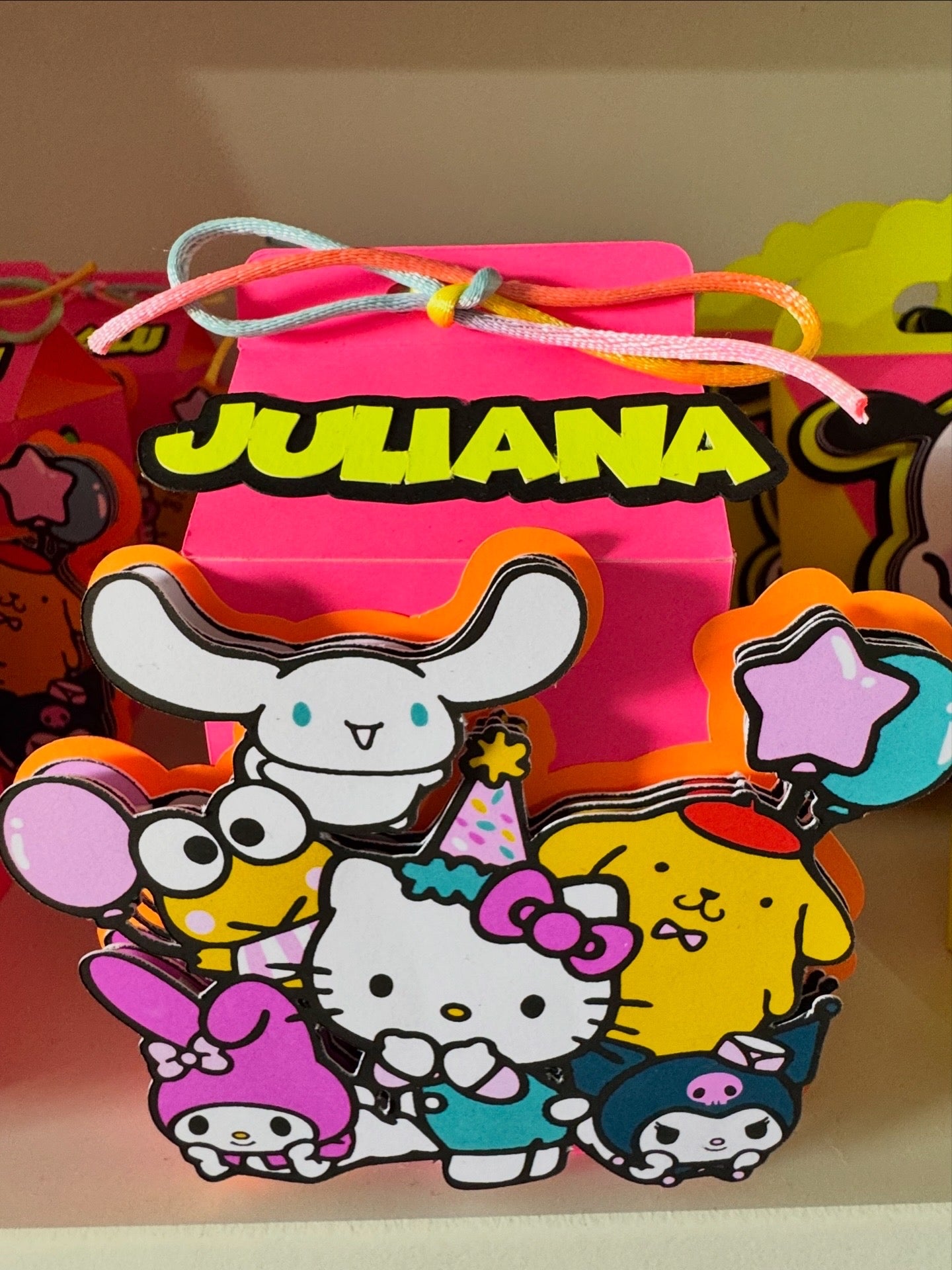 Kit 20 Peças Premium Turma Hello Kitty Neon