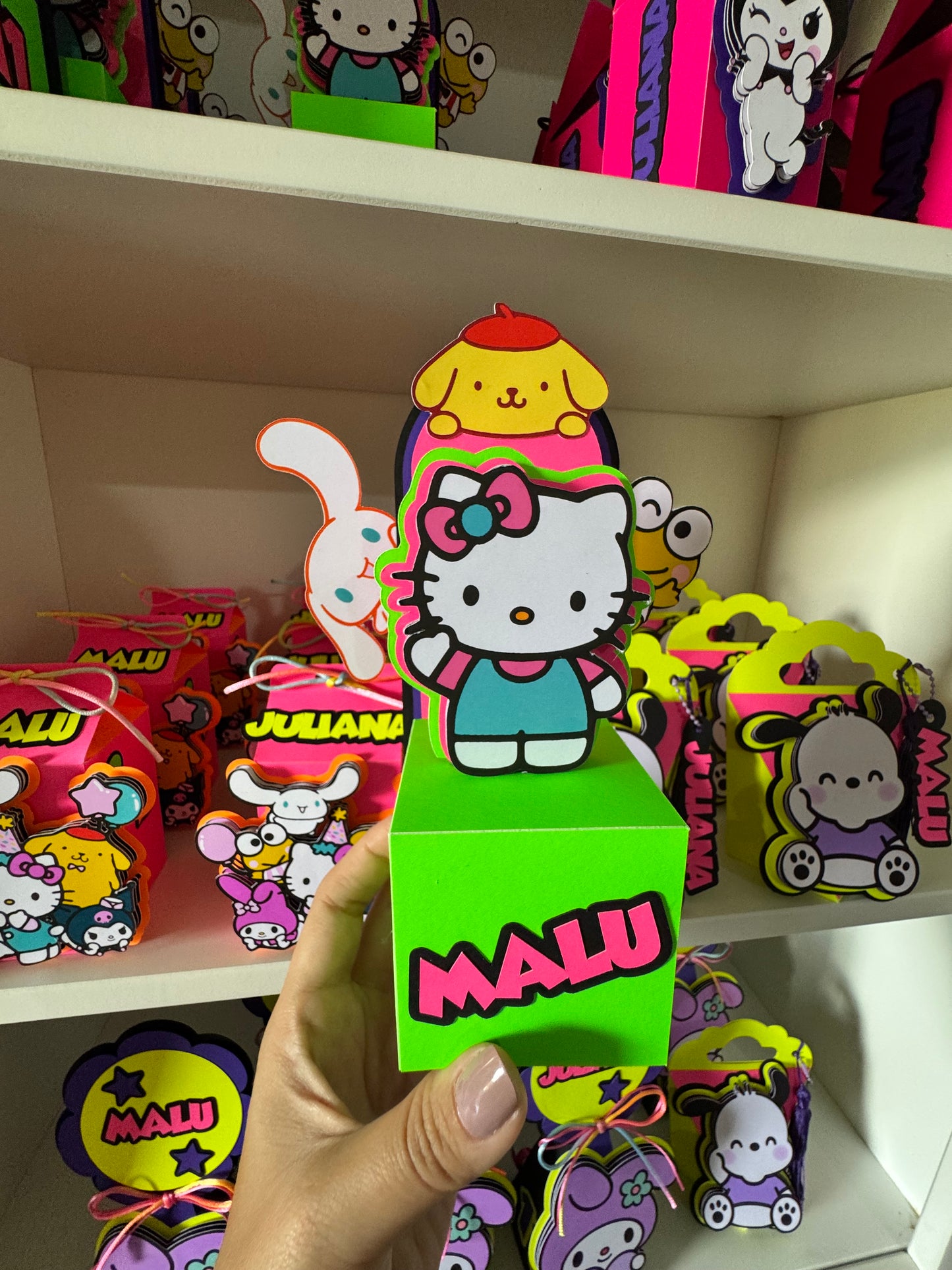 Kit 20 Peças Premium Turma Hello Kitty Neon